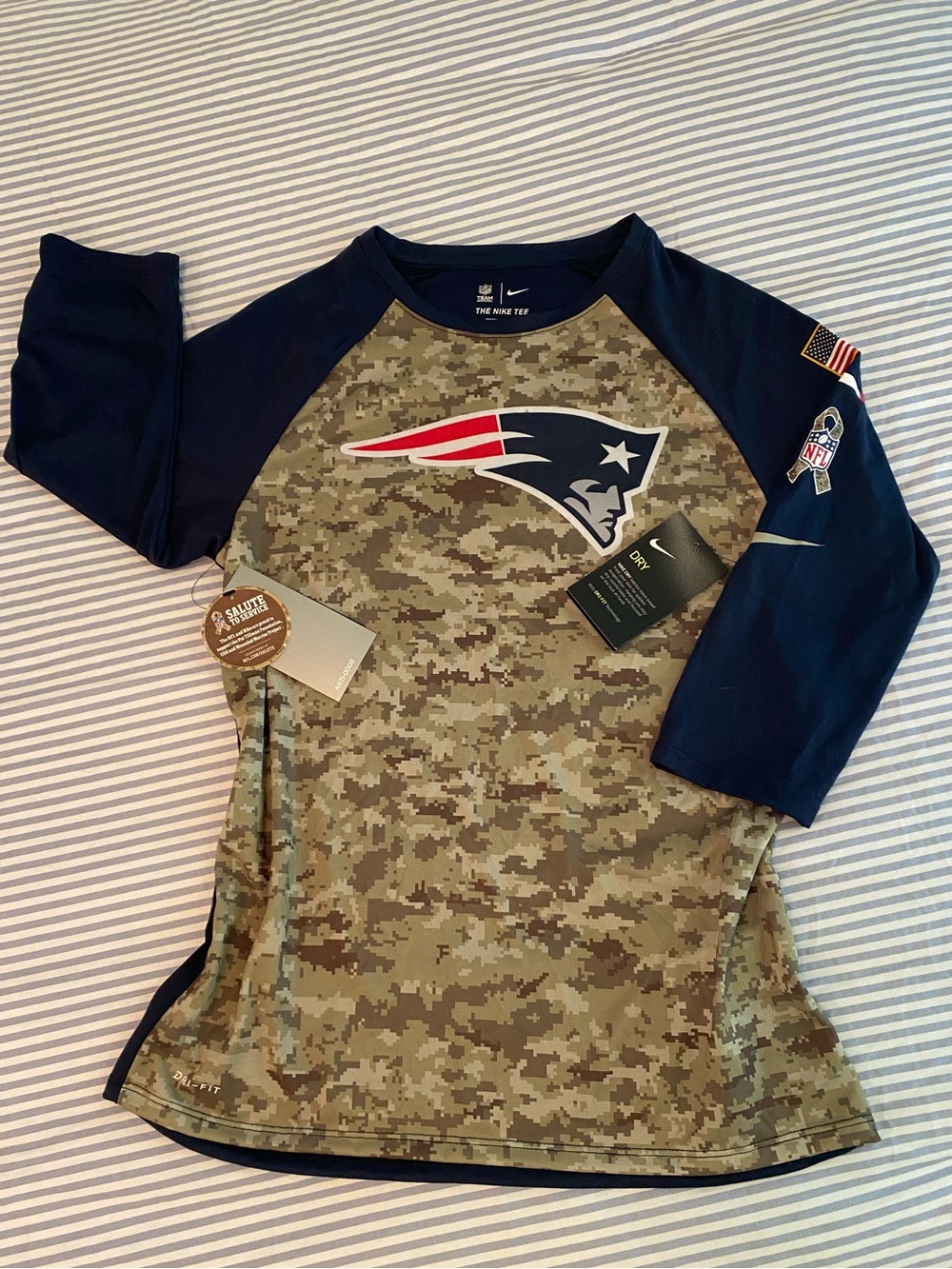 NWT Nike Women’s New England Patriots ‘Salute to Service’ Legend Ragland Shirt M